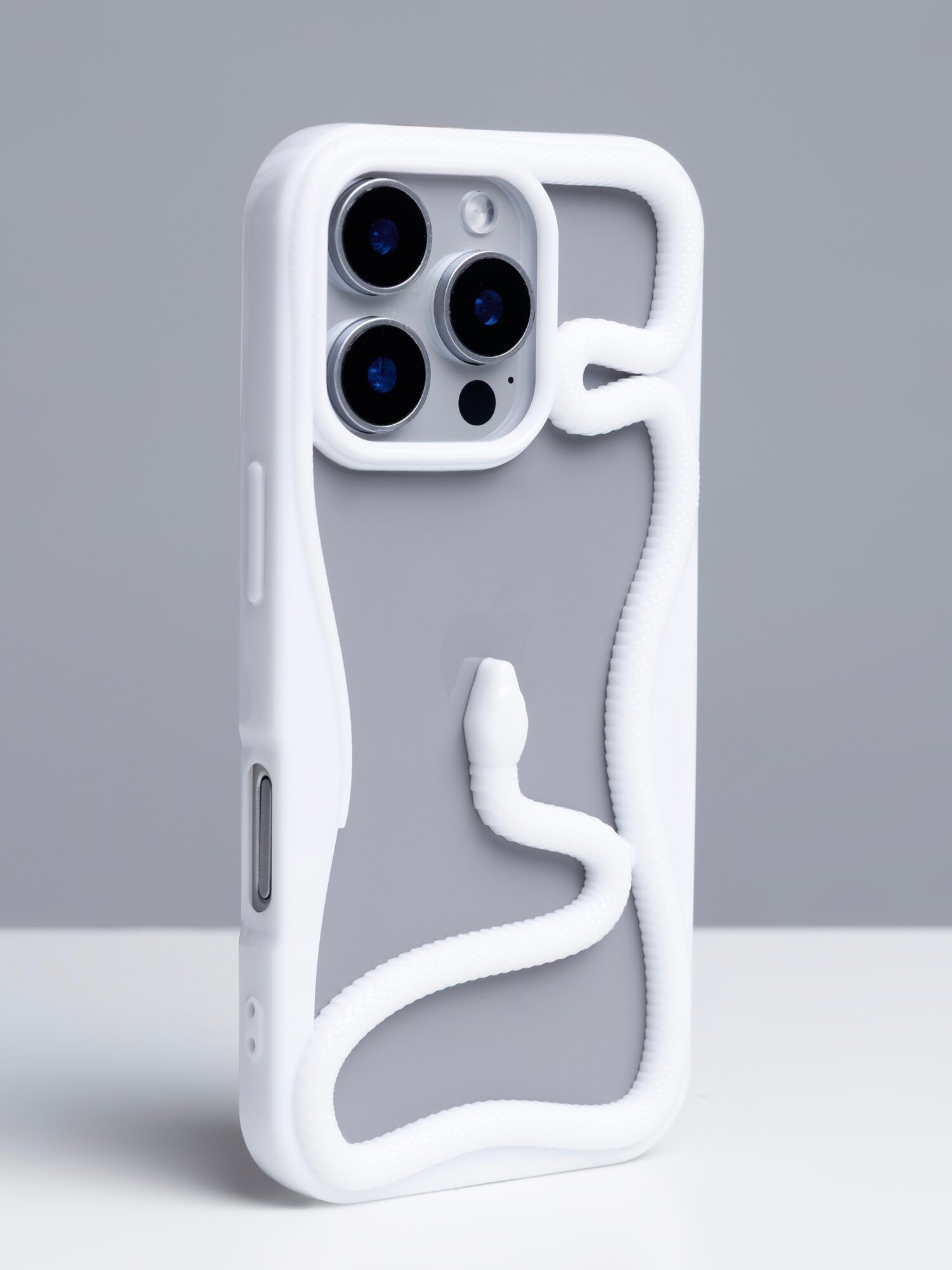 Чехол молочного цвета на iPhone 16 Pro Max с змеиным принтом, пластик — фото 1