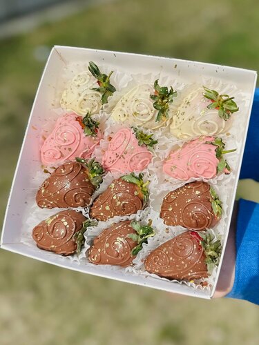 Изображение товара Набор из клубники в белом и молочном шоколаде «Нежность», сладкий подарок, 9-12 шт