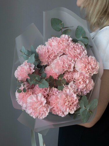 Изображение товара Букет живых цветов из 15 диантусов (гвоздик) нежнейшего розового цвета с эвкалиптом в матовой упаковке