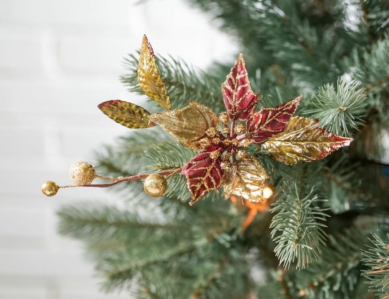 Искусственная пуансеттия хрупкая красота на стебле бургунди с золотым текстиль 30 см Winter Deco 2007749