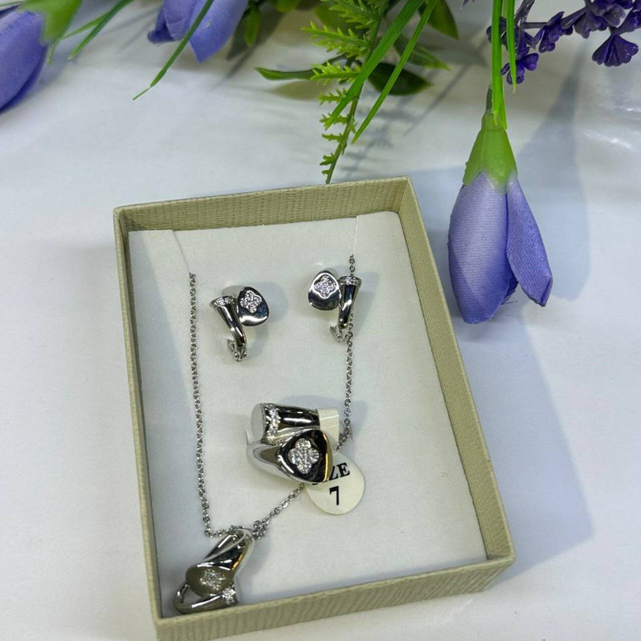 Комплект бижутерии XUPING JEWELRY: колье, серьги, кольцо, размер кольца 17, серебряный