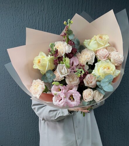 Изображение товара Букет свежесрезанных цветов из роз, маттиолы, эустомы и ароматного эвкалипта 65