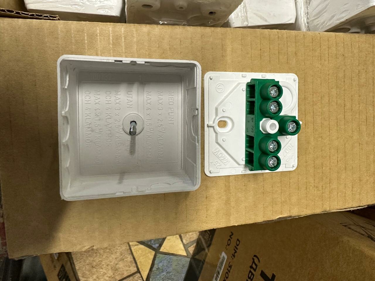 Коробка соединительная IP20 60Х60 + клеммник 5*440V RAL9003 белая Schneider Electric IMT34352