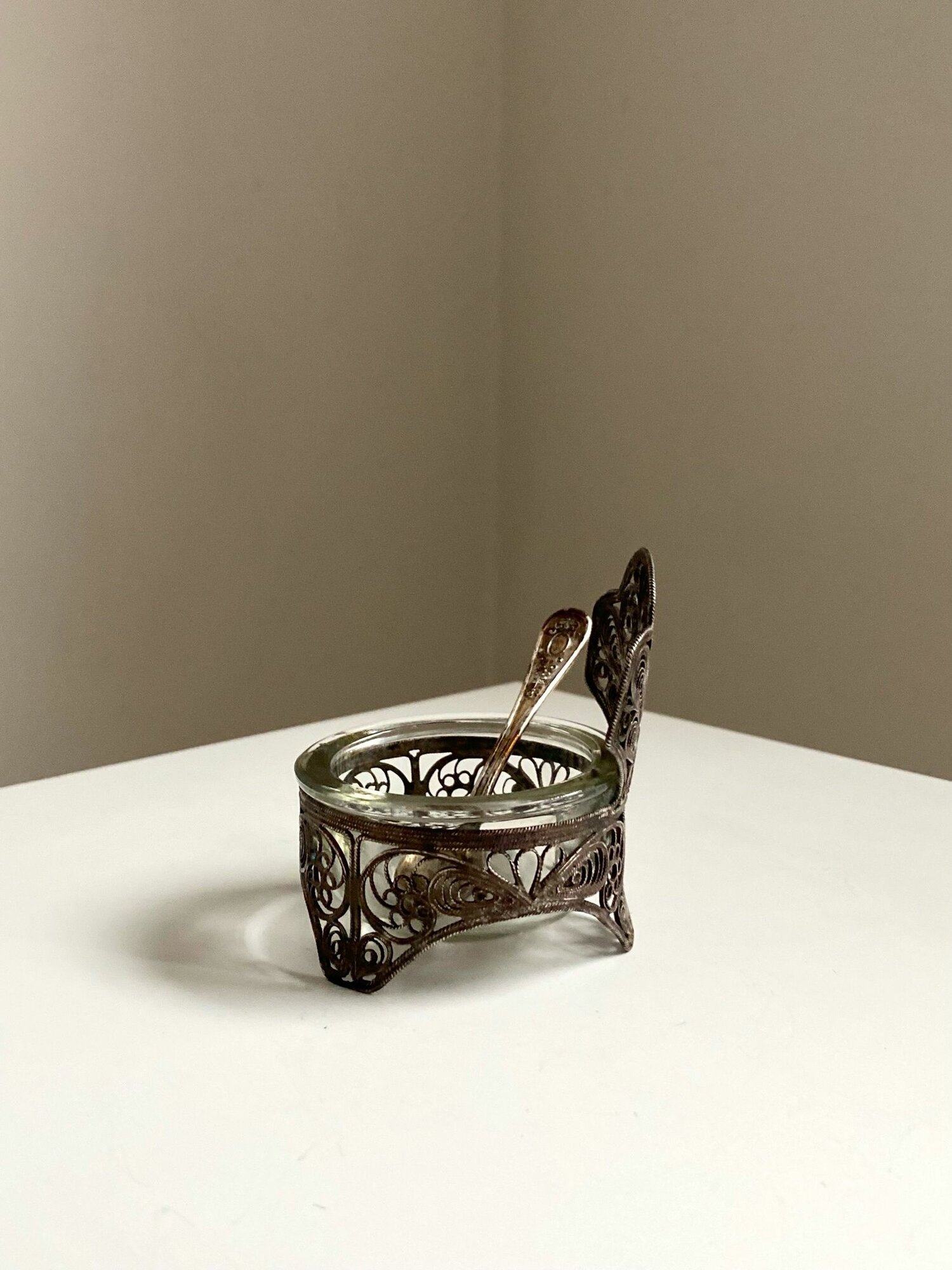 Солонка "Трон" Скань. Мельхиор. СССР. Высота: 7 см. — фото 1