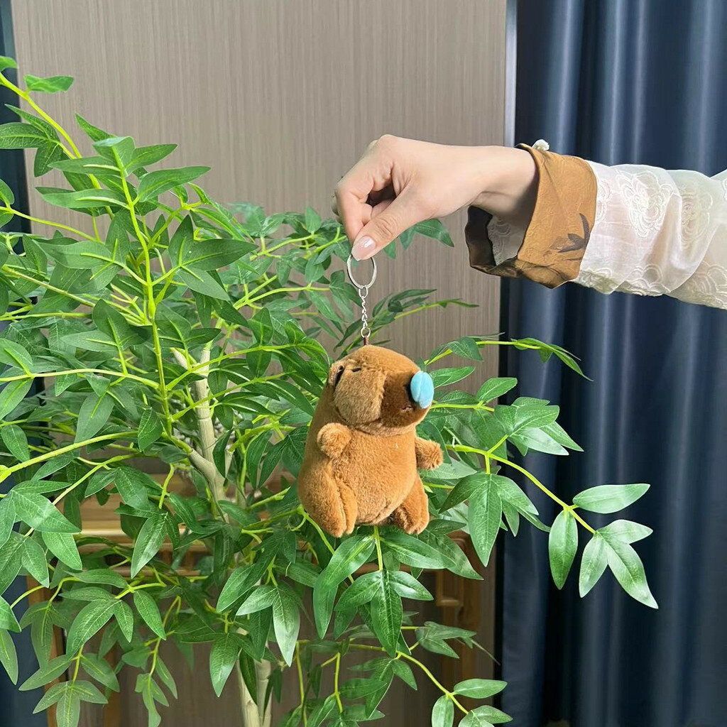 Милый плюшевый капибара 11см с клубничной шляпой брелок милый аксессуар для рюкзака нос без натяжения