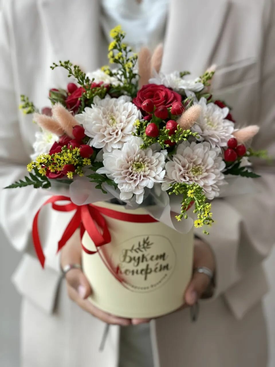 Композиция в шляпной коробке, хризантемы, розы, папоротник, гиперикум, солидаго, лагурус