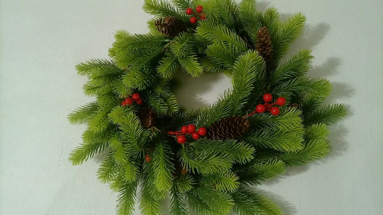 Новогодняя хвойная гирлянда с Ягодами и шишками, двухцветная, длина 2,7 метра