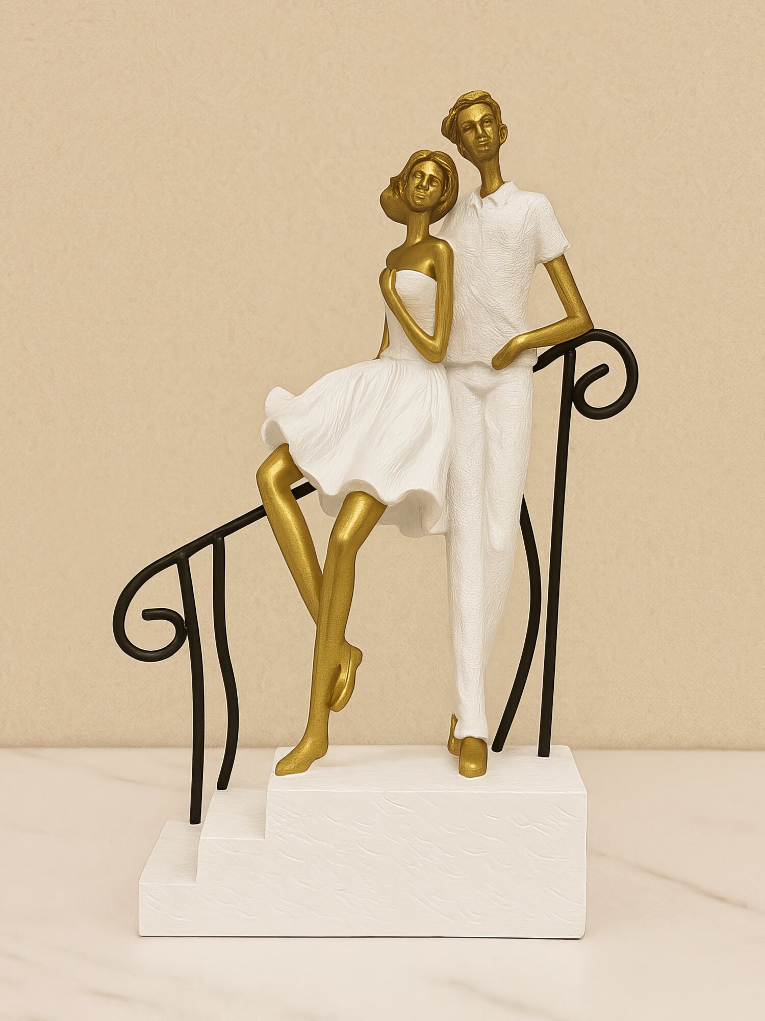 Статуэтка "Парочка" 27 см высота, 20 см ширина в белом цвете