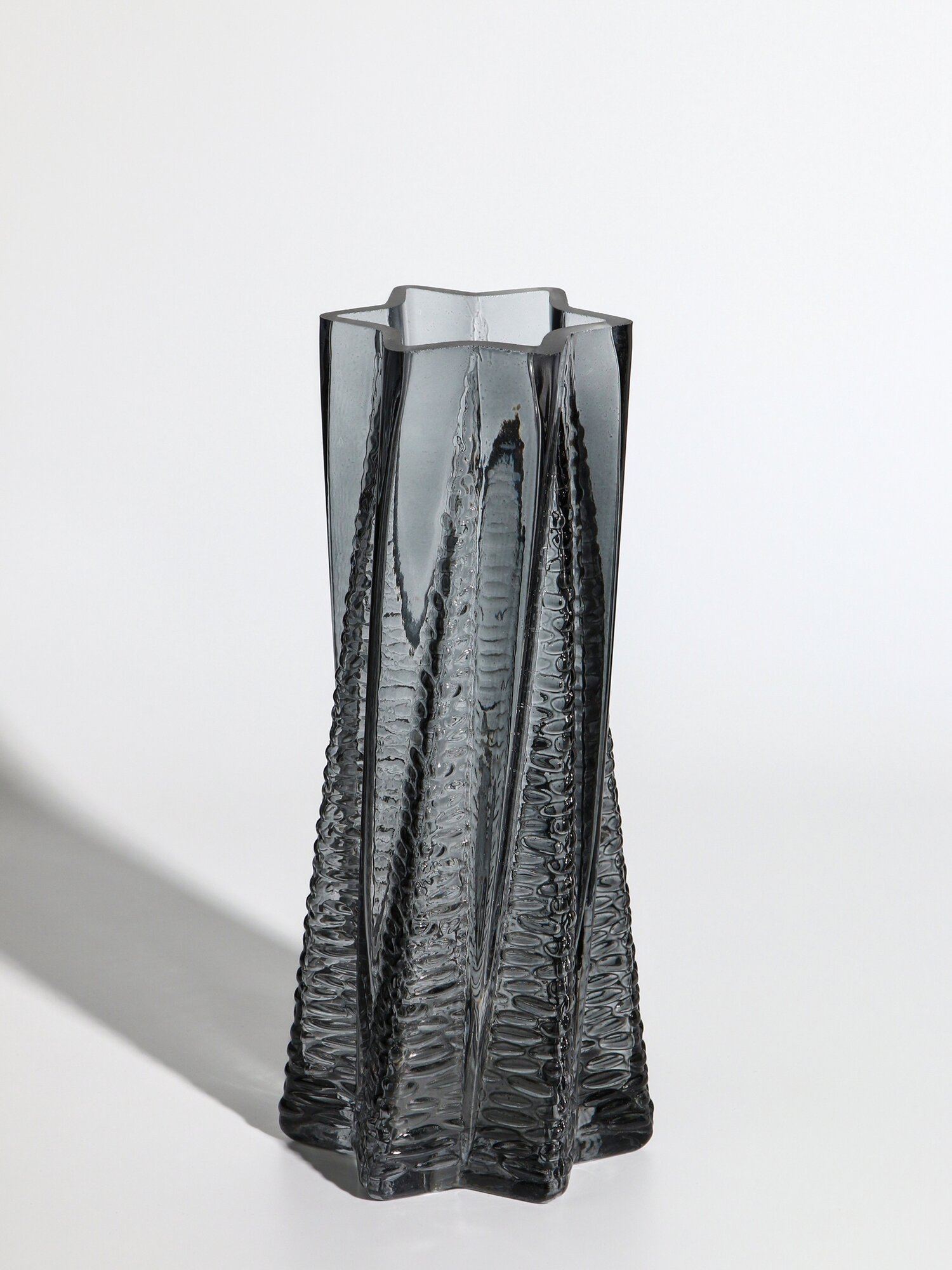 Ваза «Флоранс» 25×11×9 см рельефное стекло цвет серый