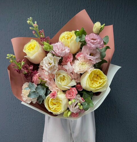 Изображение товара Букет свежесрезанных цветов из роз, гортензии, маттиолы и ароматного эвкалипта 67