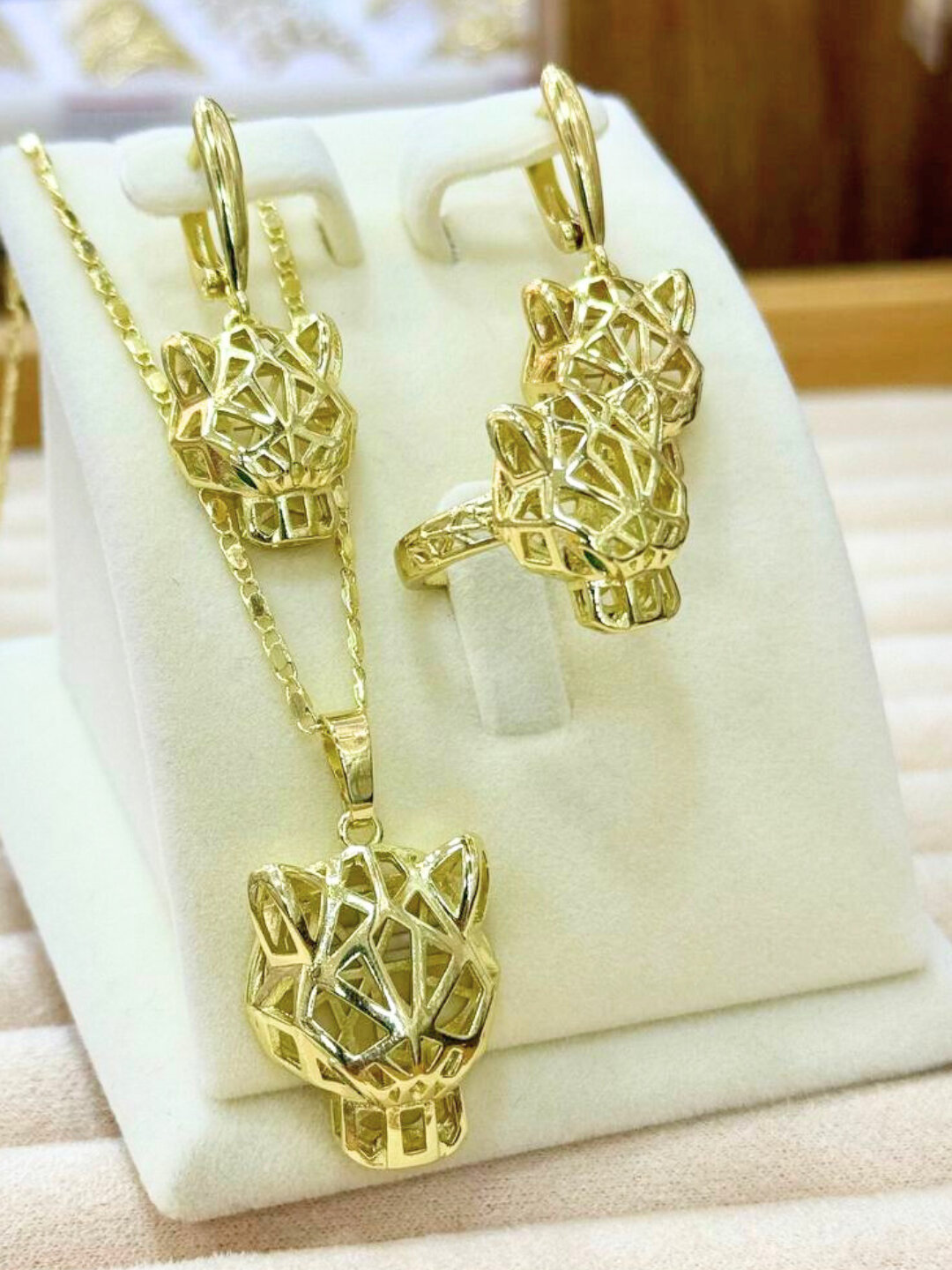 Комплект бижутерии: серьги, кольцо, подвеска