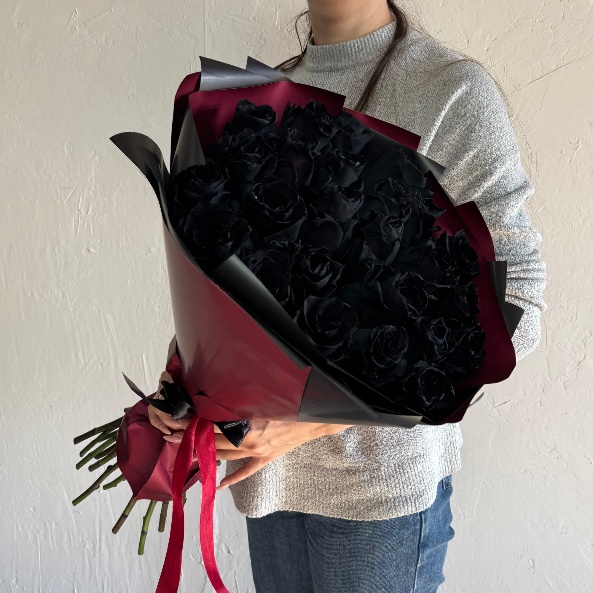 Монобукет из черных роз от Da flowers . Свежие черные розы в упаковке . Букет из 25 шт черных роз