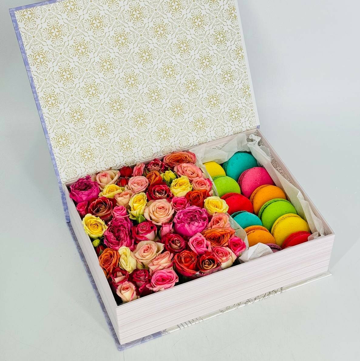 Книга с цветами и нежными пирожными макарони. Цветочная коробка. Подарок для мамы девушки