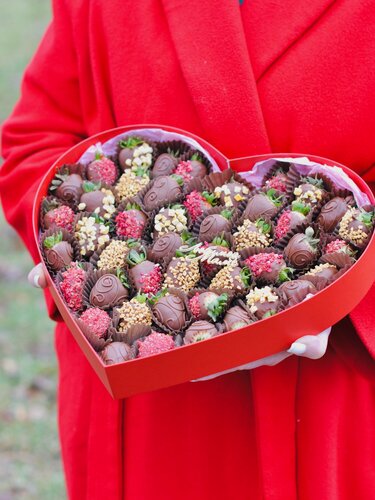 Изображение товара Потрясающий набор клубники в шоколаде в премиум коробке сердце для Мамы, любимых девушек, 30-40 ягод