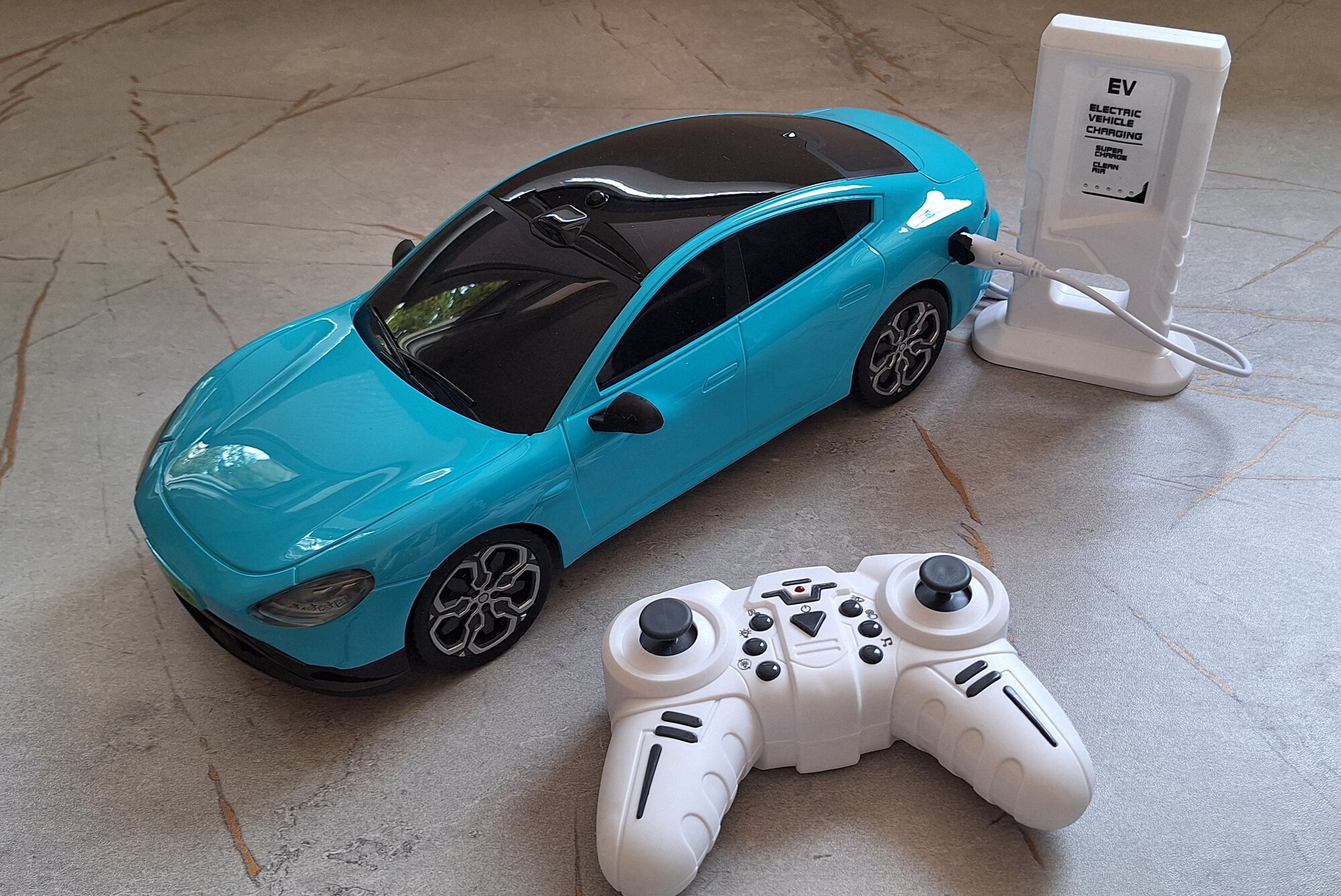 Радиоуправляемая игрушка машина "XIAOMI SU7" с зарядной станцией — фото 1