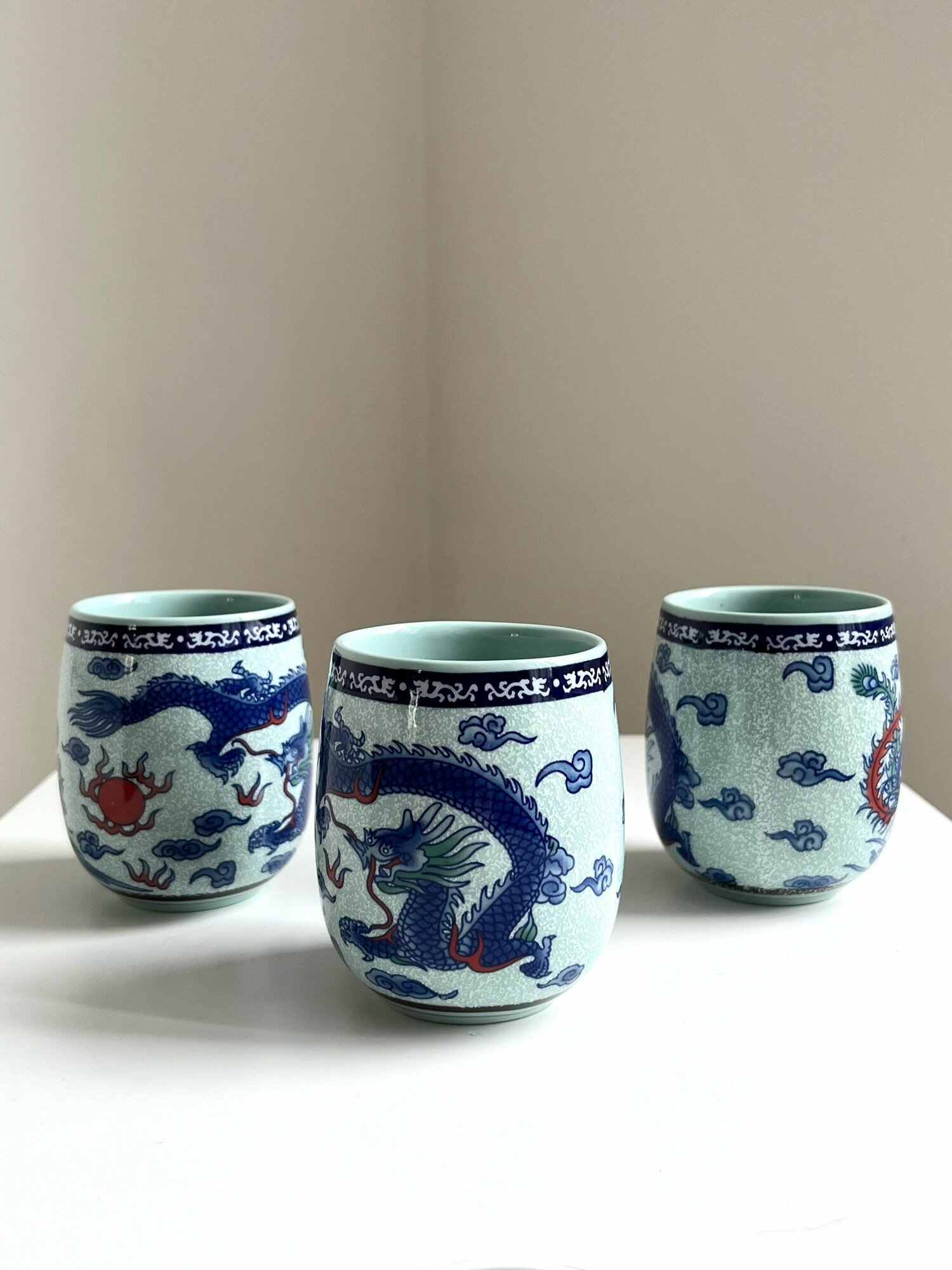 Набор стаканов-бочонков "Дракон" 3 шт. Япония. Фарфор. Высота: 8 см.