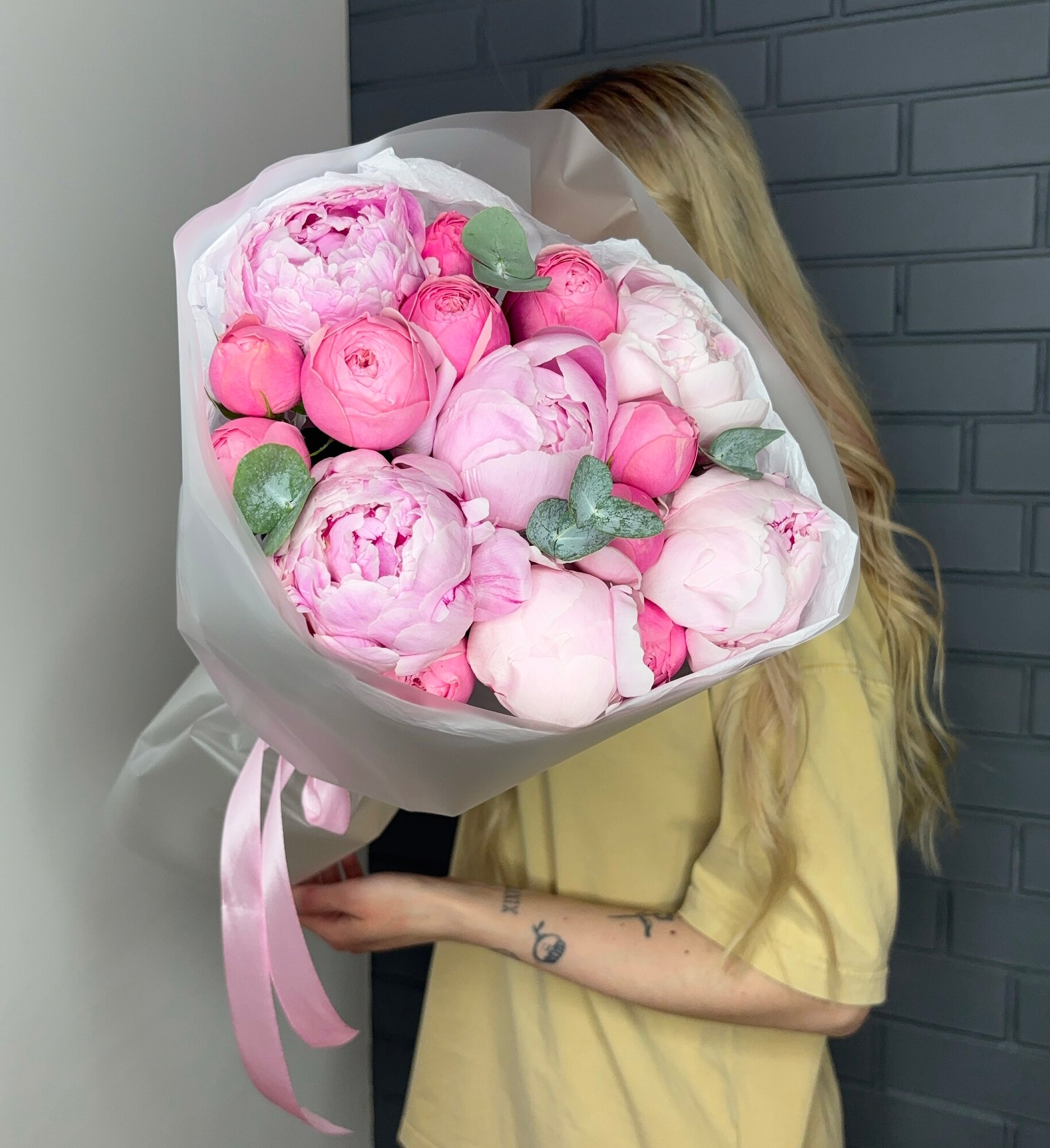 Букет пионы Сара Бернар кустовые пионовидные розы Сильва Пинк с эвкалиптом