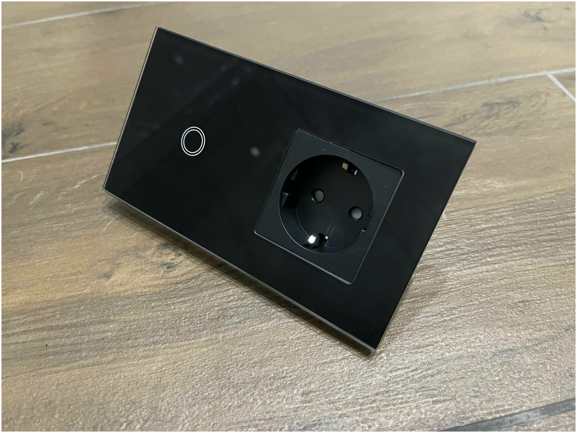 Чёрный одноклавишный сенсорный выключатель с розеткой, рамка из закаленного стекла