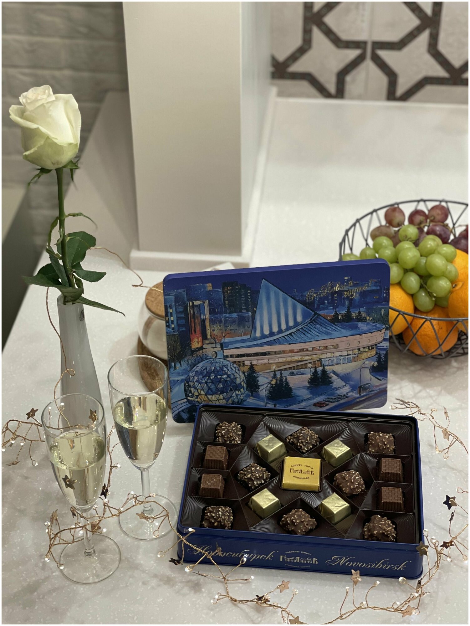 Подарочный набор шоколадных конфет "Глобус" 220 г. (жестяная коробка 252*195*52 мм) - фотография № 2