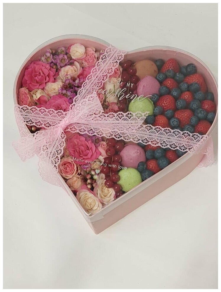 Розы, макаруны и ягоды в коробке в форме сердца (Коробка 20см)