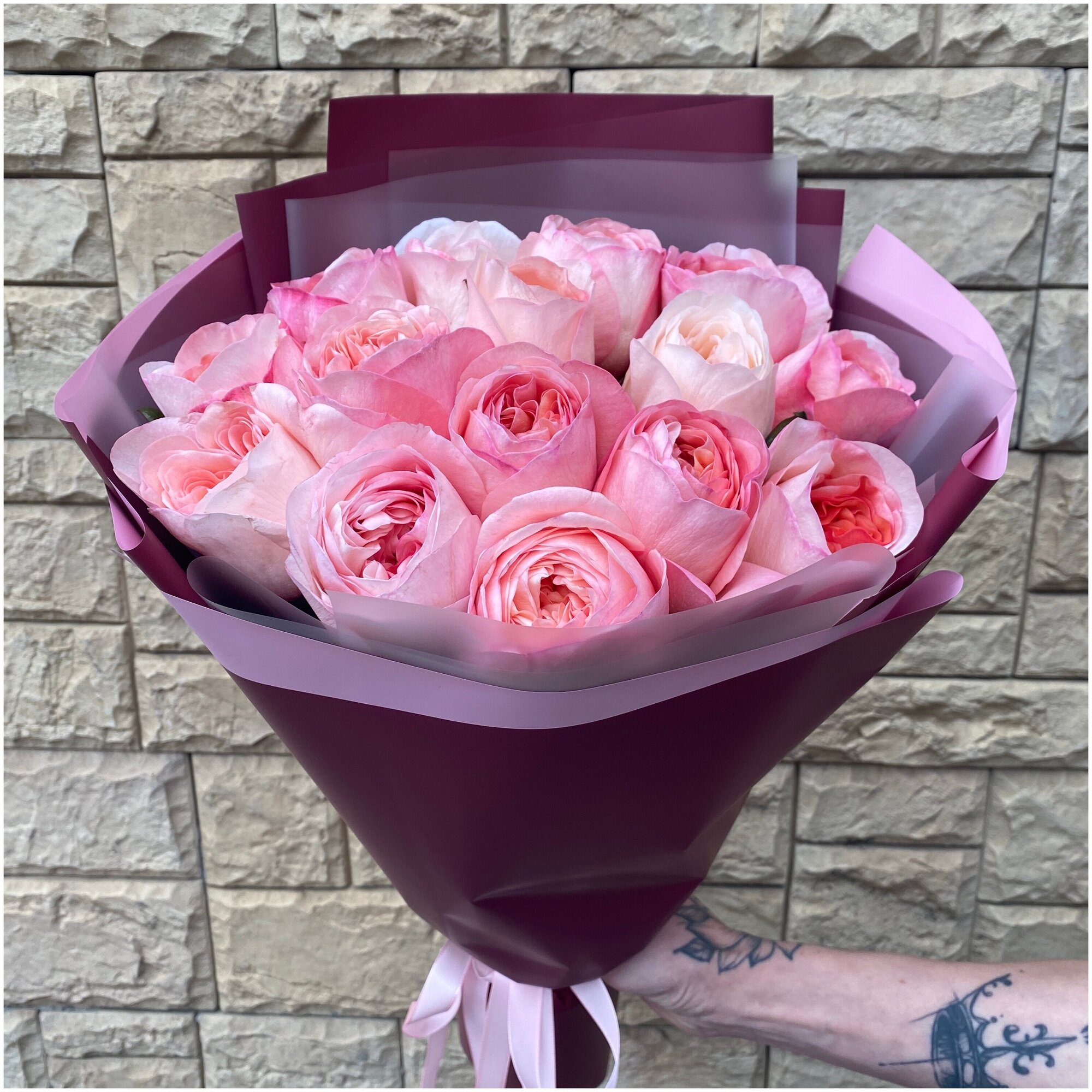 Новинка! Букет из 15 ароматных французских роз в дизайнерской упаковке.