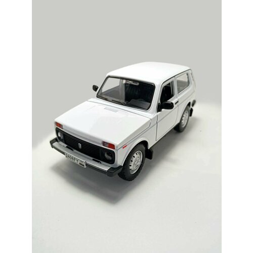 Коллекционная машинка игрушка металлическая Нива ВАЗ 2121 для мальчиков масштабная модель 1:24 белая