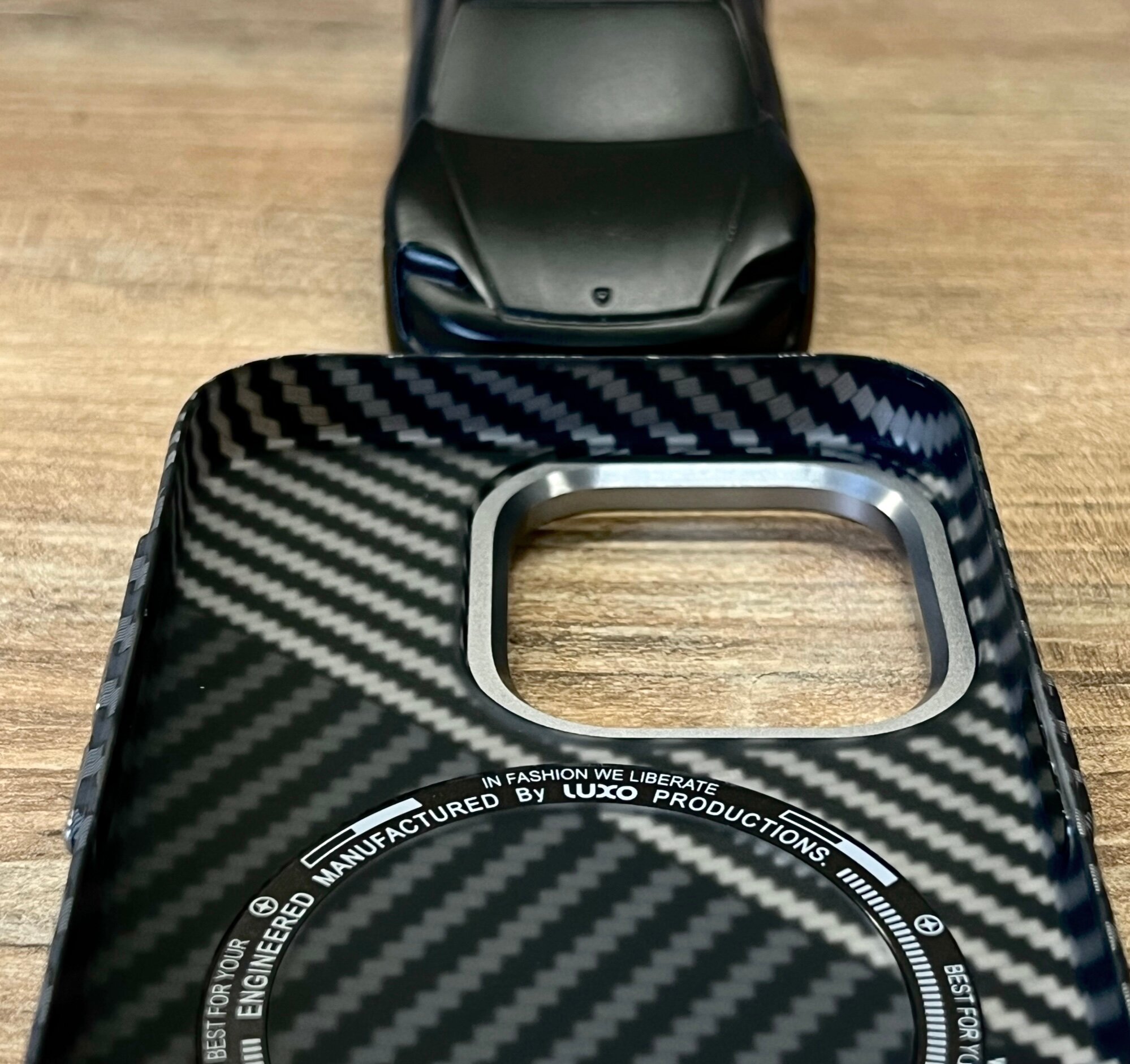 Чехол на iPhone 15 Pro с MagSafe LUXO Life+, Черно-серый, Дизайн под карбон — фото 1