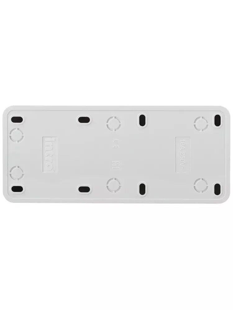 Розетка Intro Quadro 2-206-01 с заземлением трехместная 3х2P+E 16А-250В IP20 открытой установки белая — фото 1