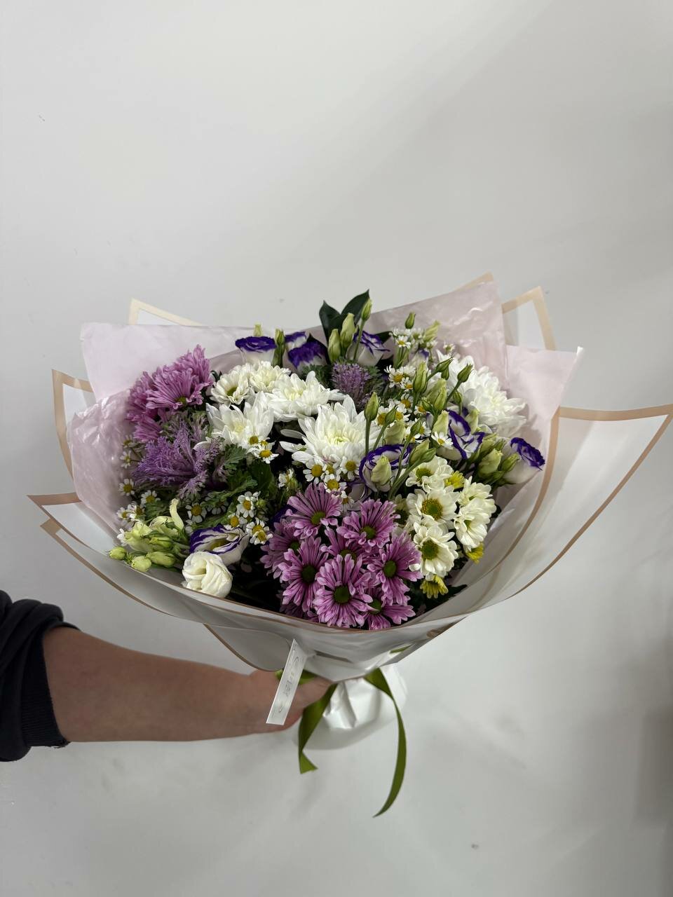 Букет из полевых цветов в подарочной упаковке - открытка и шарик в подарок