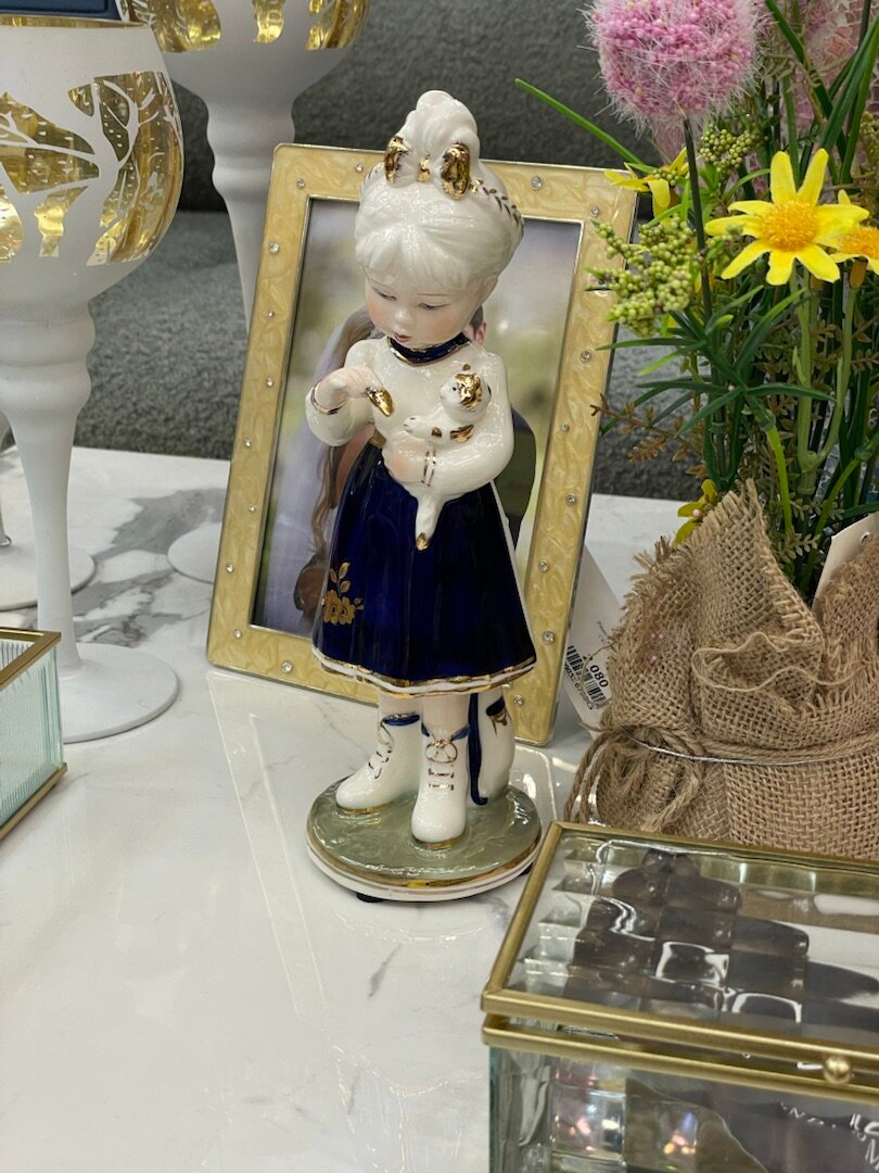 Статуэтка Девочка с котенком Casaentera CE12-9753187 белый/синий 73х73х225h