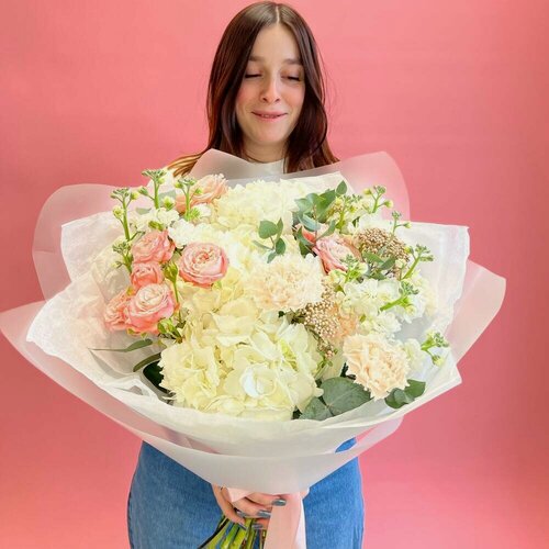 Изображение товара Премиум Букет "Пионовидная летняя нежность" из белых гортензий и пионовидных роз