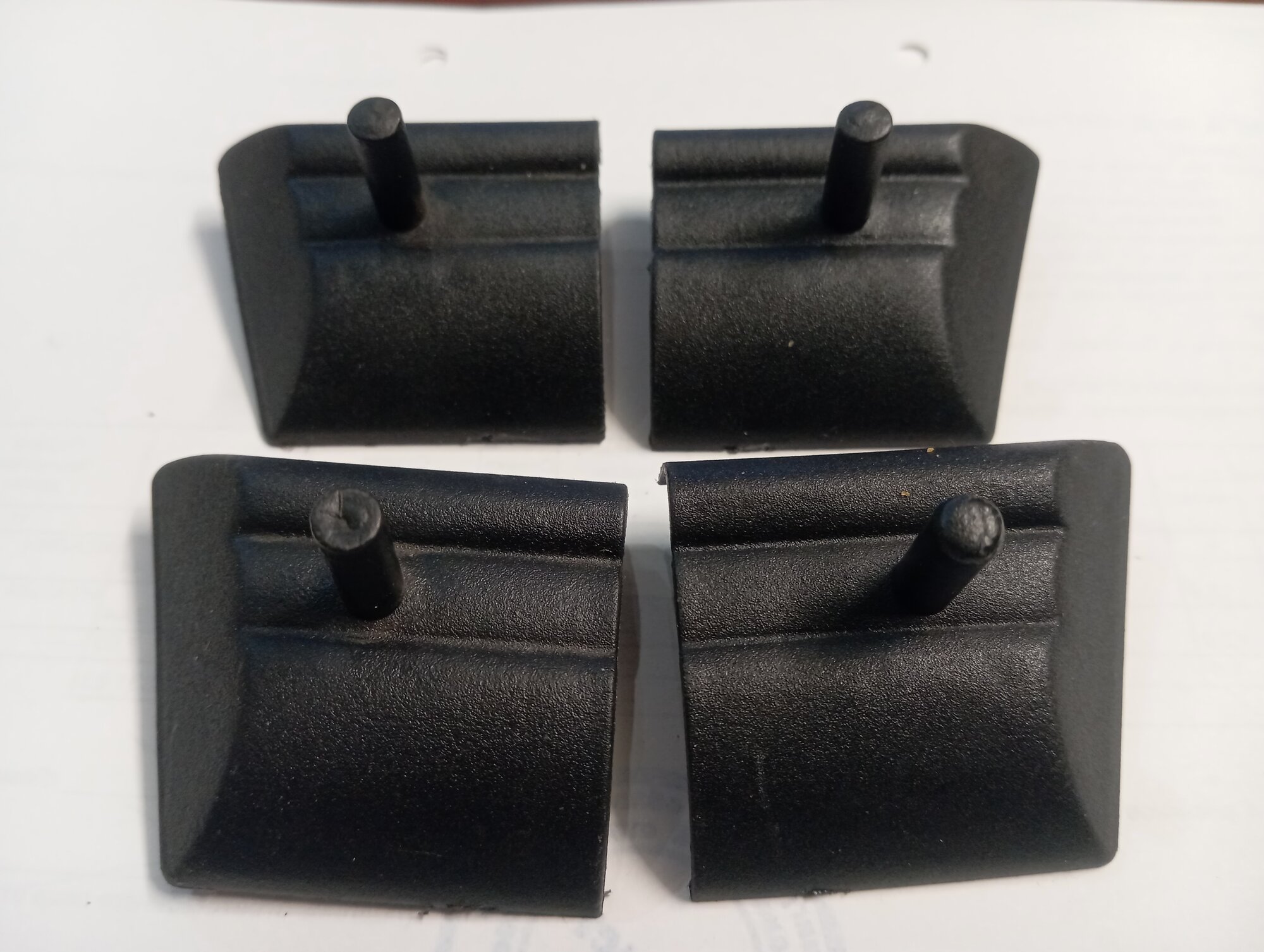 Заглушки молдинга порогов на ваз2105-07 комплект из 4шт.