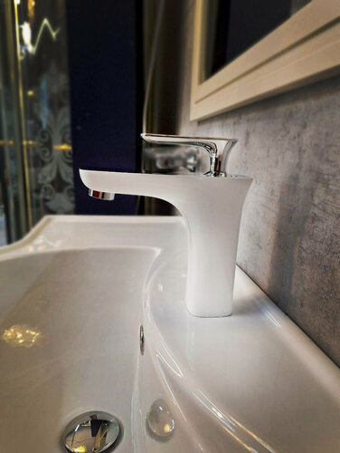 Изображение товара Смеситель для раковины в ванную, латунь, аэратор, однорычажный, белый / хром