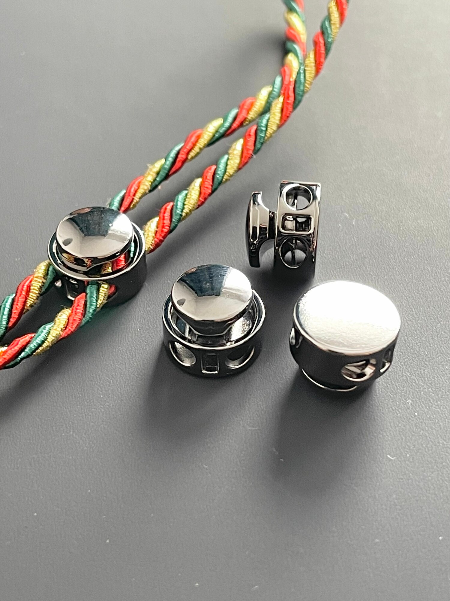 Фиксатор стопор для двух шнуров диаметром 3 мм, зажим круглый — фото 1