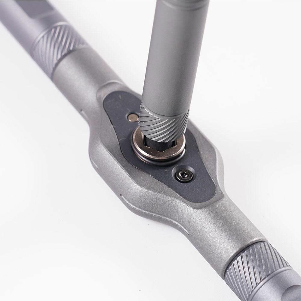 Диплом Роскачества и награды для отвертки AtuMan Duka RS1 на фоне инструментального кейса