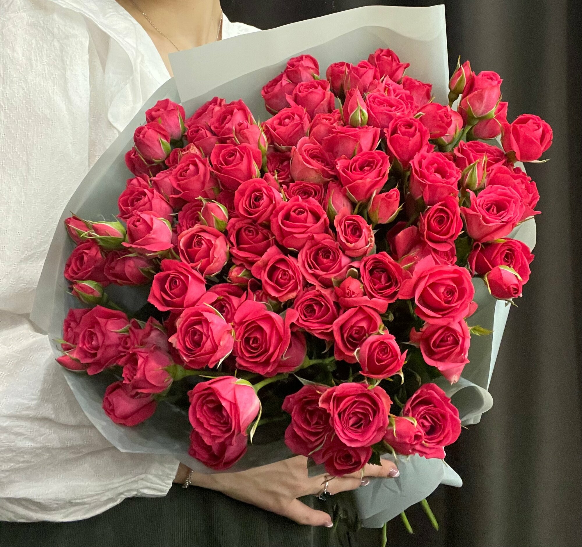 Букет из 19 кустовых роз малинового цвета в подарочном оформлении