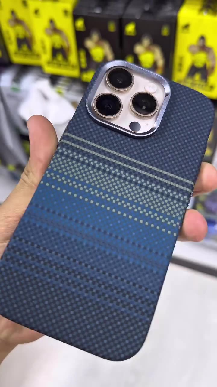 Чехол Carbon case, для iPhone 15 Pro , ударопрочный, MagSafe — фото 1