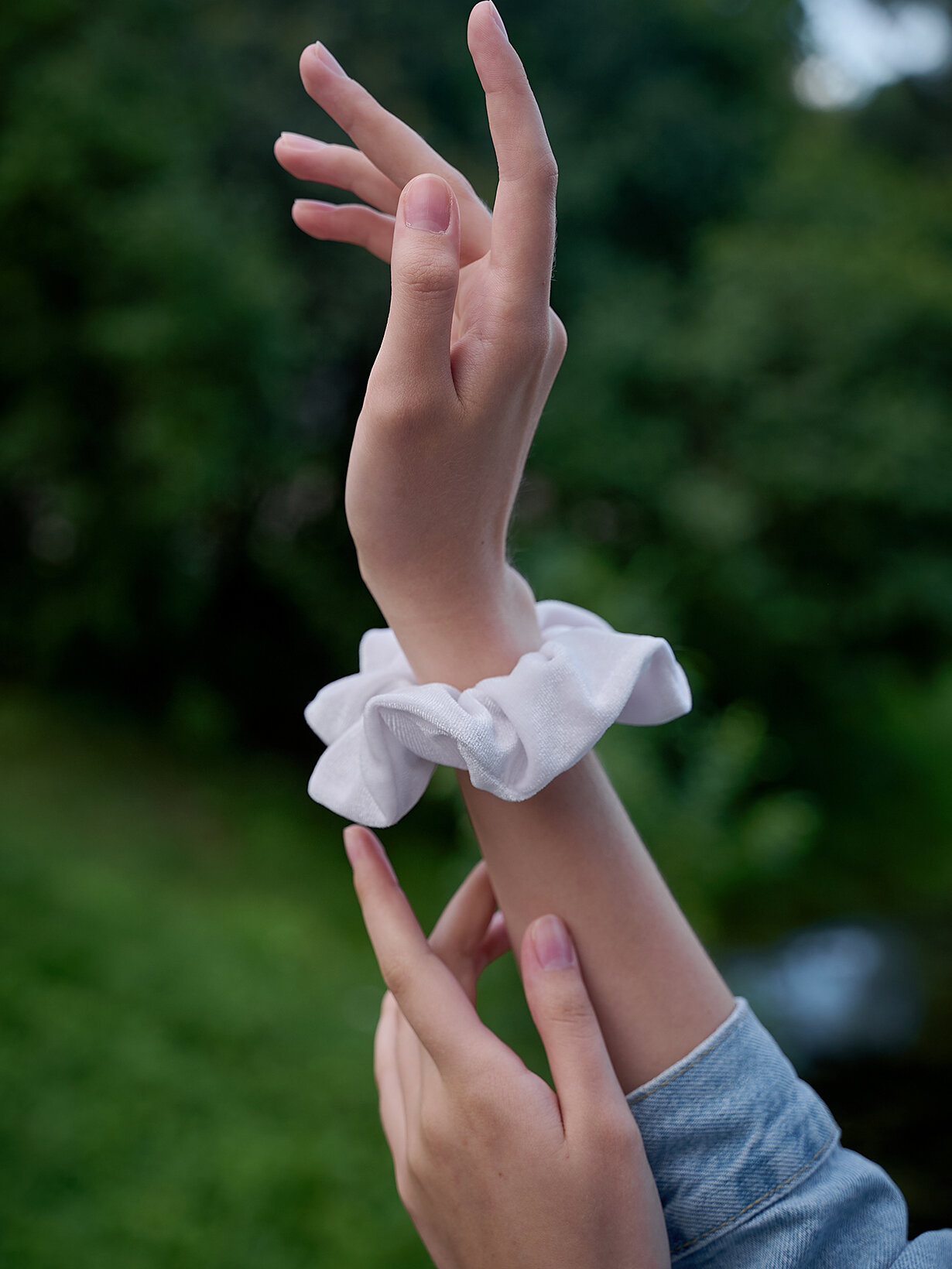 Резинка для волос бархатная белого цвета 1шт — фото 1