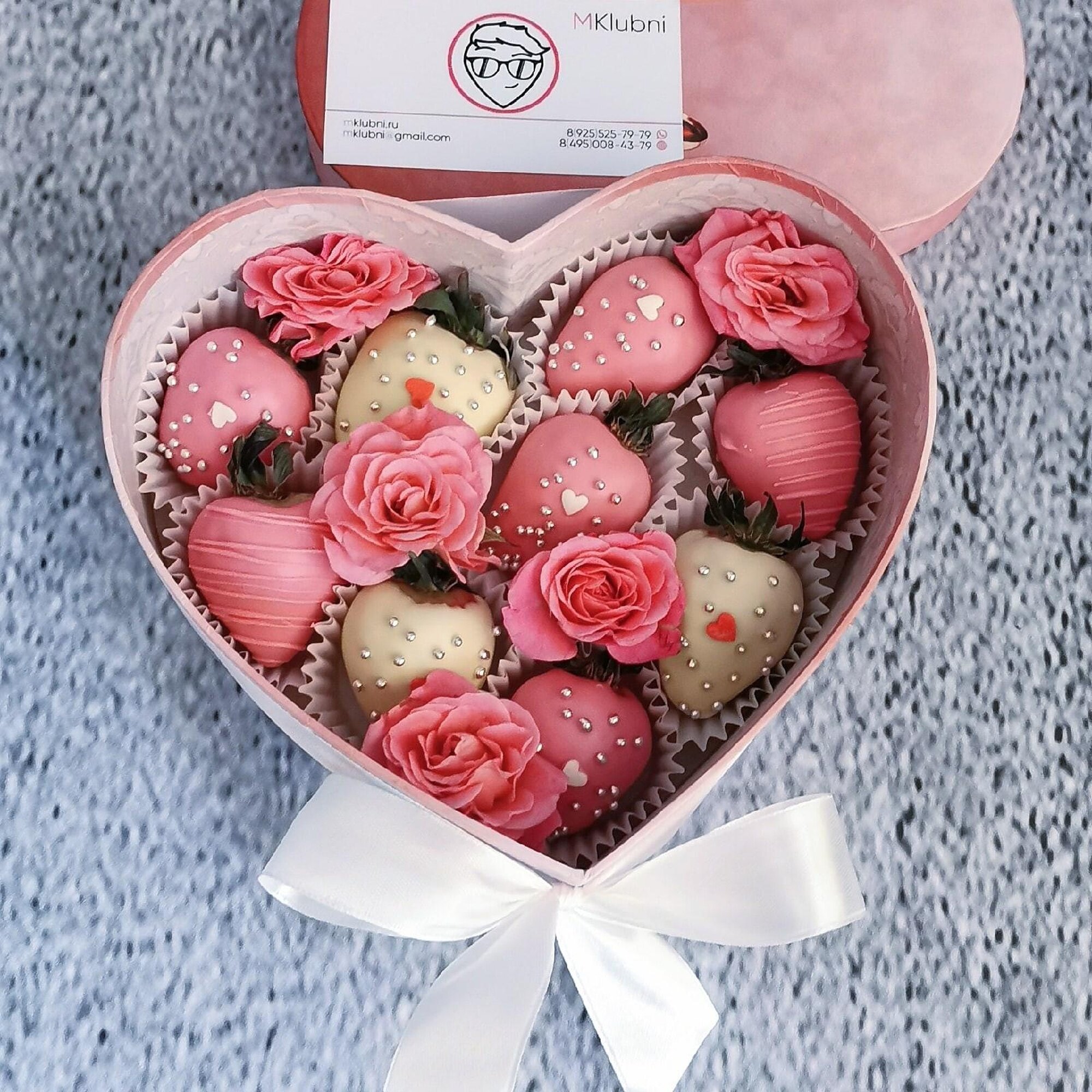 Surprise MINI, из розовых роз с клубникой в шоколаде, в коробке