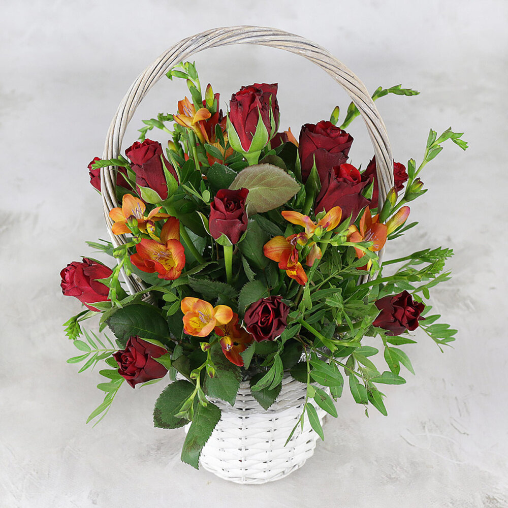 Монобукет "Букет из красных роз фрезий и фисташек" 15 штук высота 35см