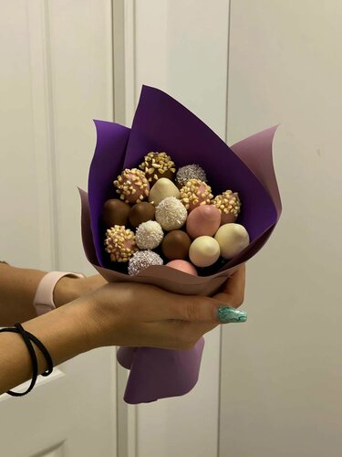 Изображение товара Подарочный букет на годовщину и юбилей Клубника в шоколаде ассорти "Индиголит" Подарок близким Размер XS (200 гр)