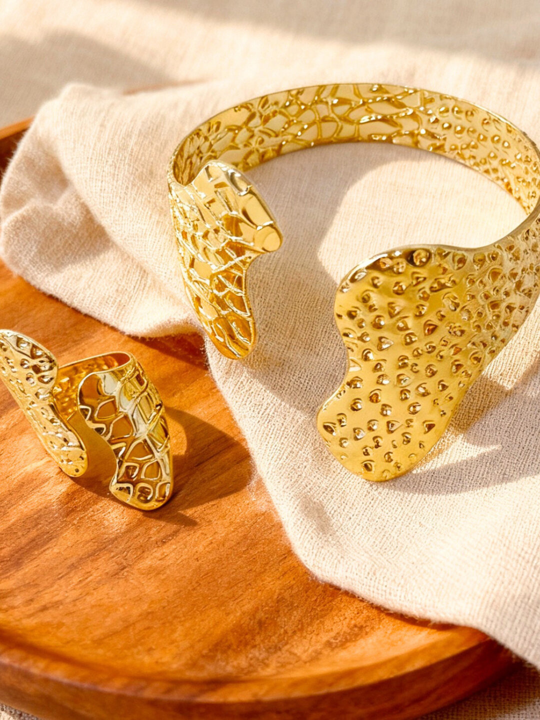 Комплект бижутерии: кольцо, браслет