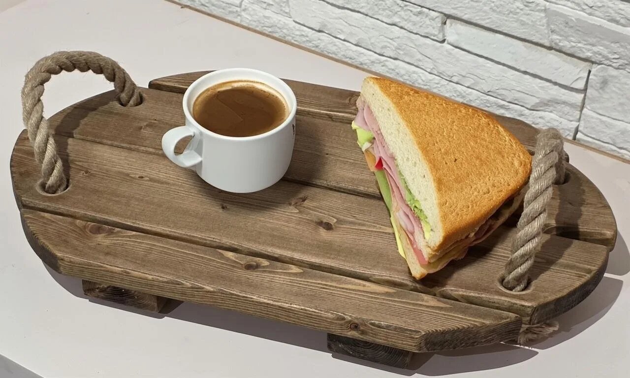 Поднос деревянный светлый с ручками из джутового каната