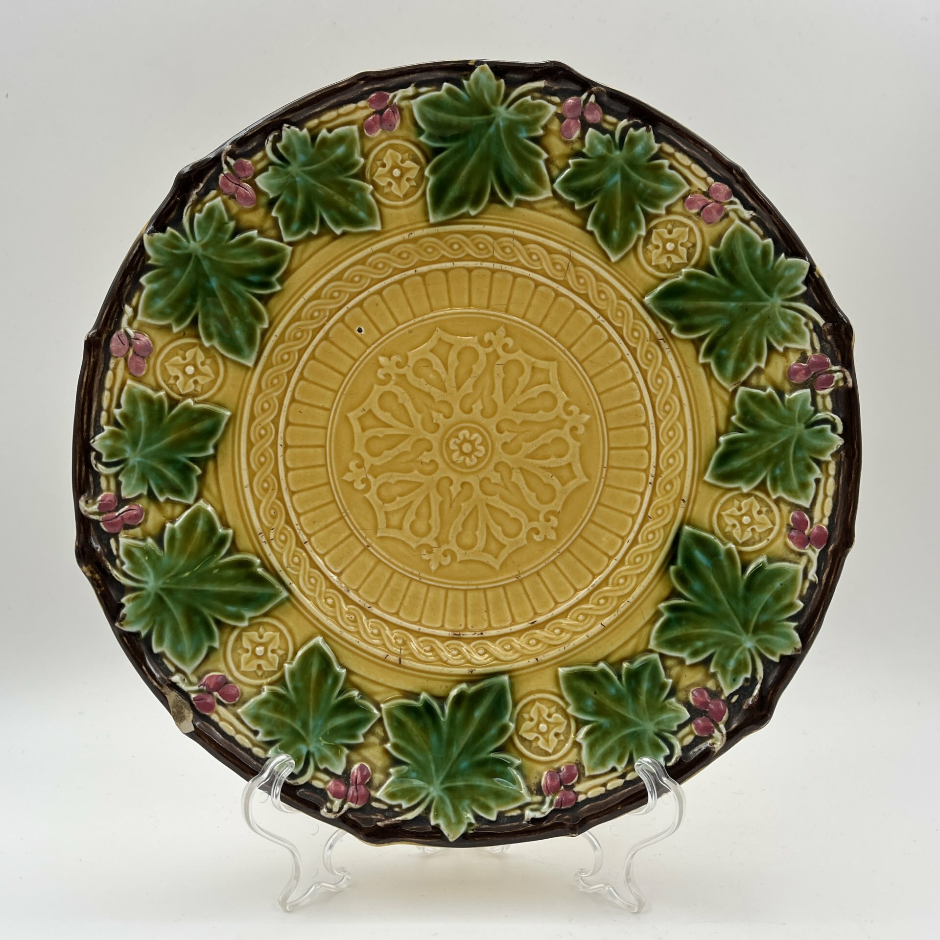 Тарелка декоративная, украшенная флоральным декором, фаянс, роспись