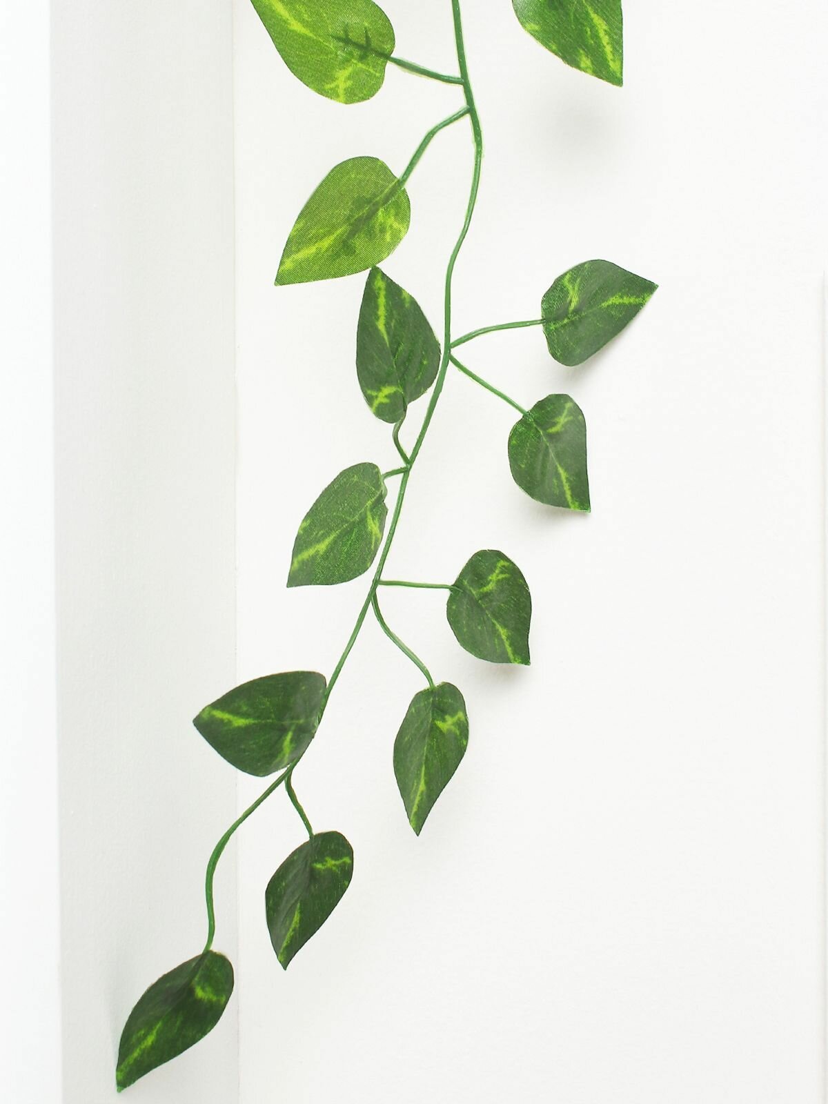 Настенная искусственная лиана 21 м - 12 штук листья для декора лианы на стену плющ гирляндой для комнаты и на балкон