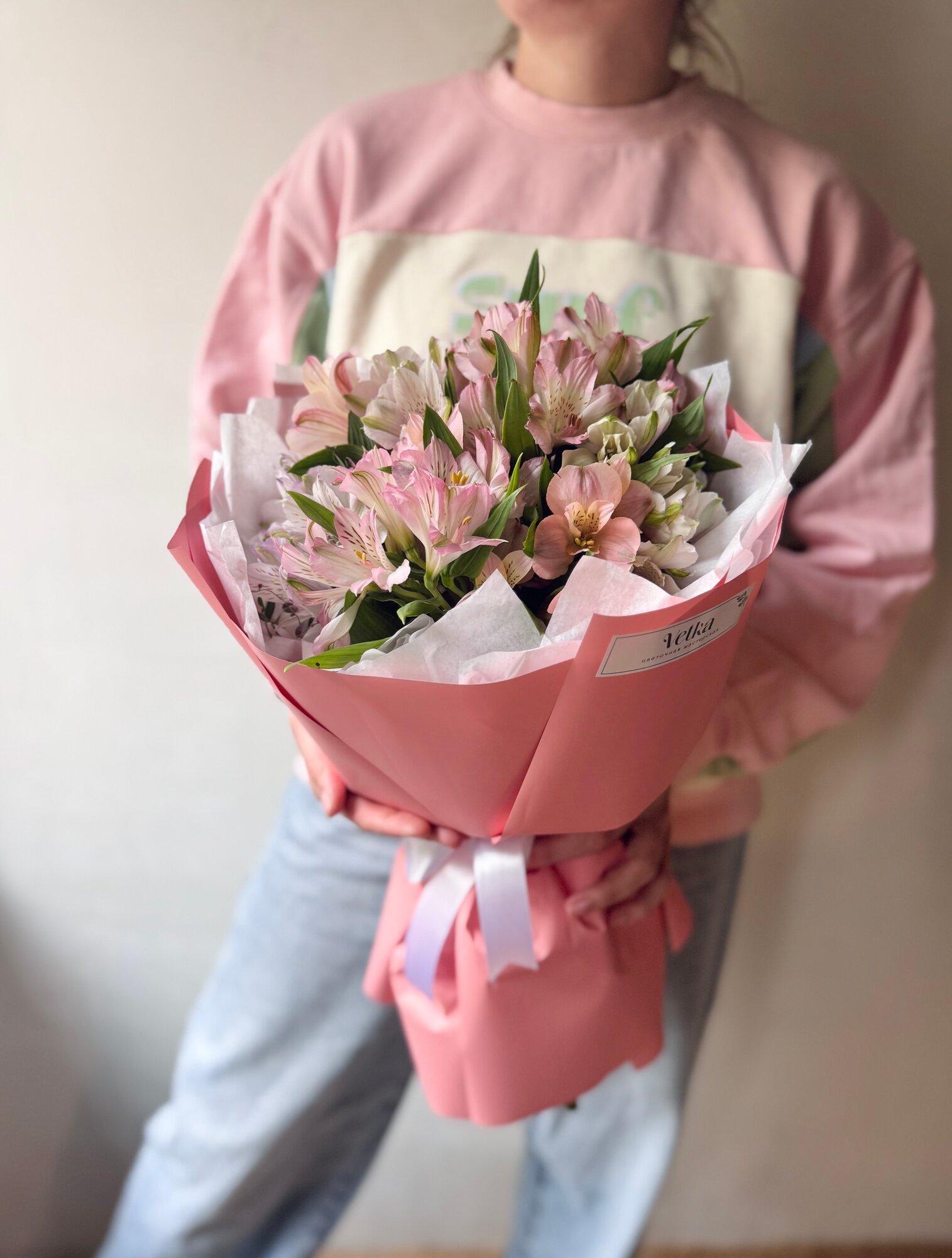 Круглый моно букет розовая альстромерия в милой упаковке от Vetka