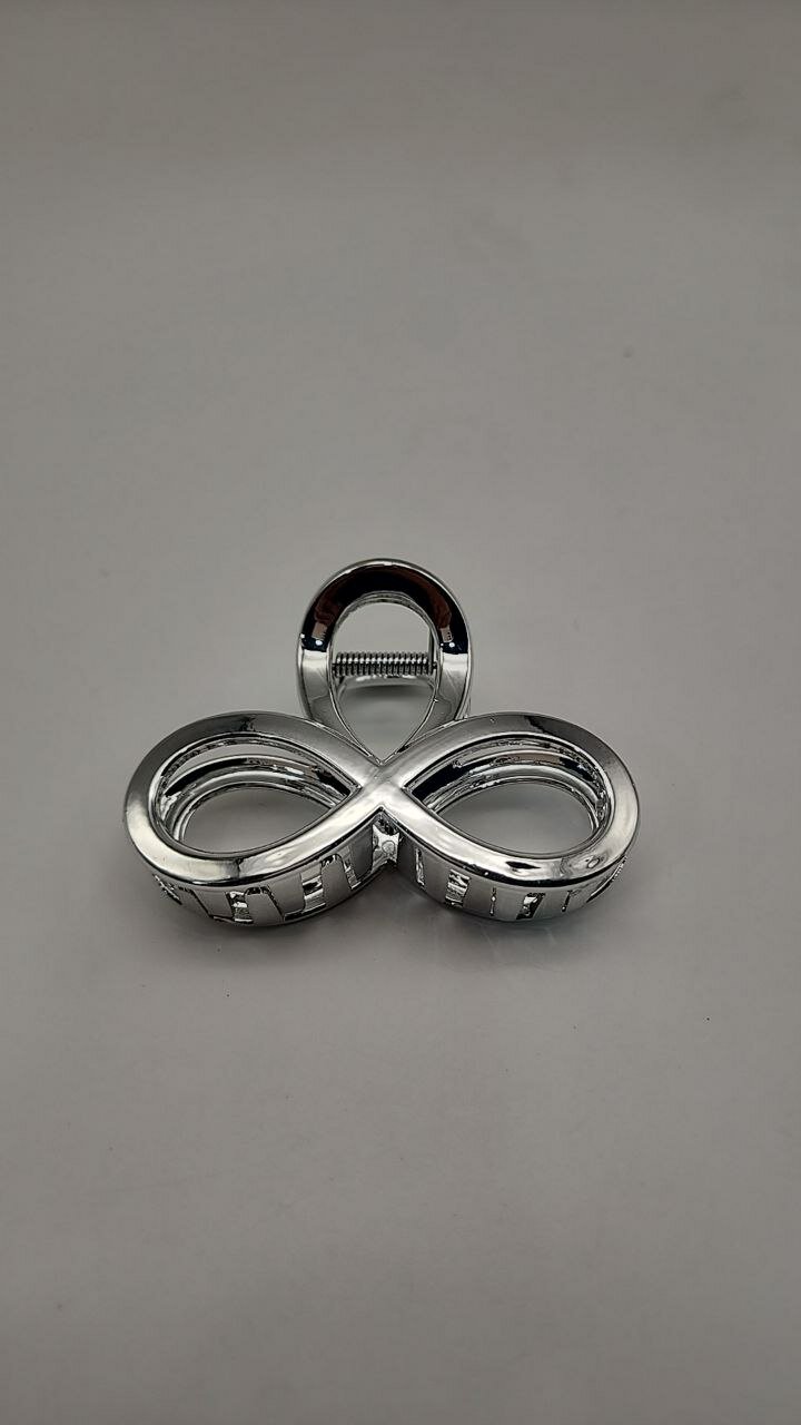 Серебряный крабик для волос — элегантная и стильная заколка для девушек.