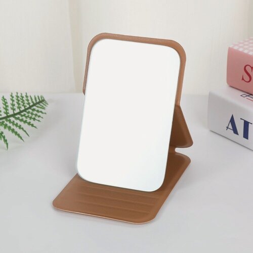 Изображение товара Зеркало карманное косметическое в коричневом чехле-подставке, размеры 7х10,5 см