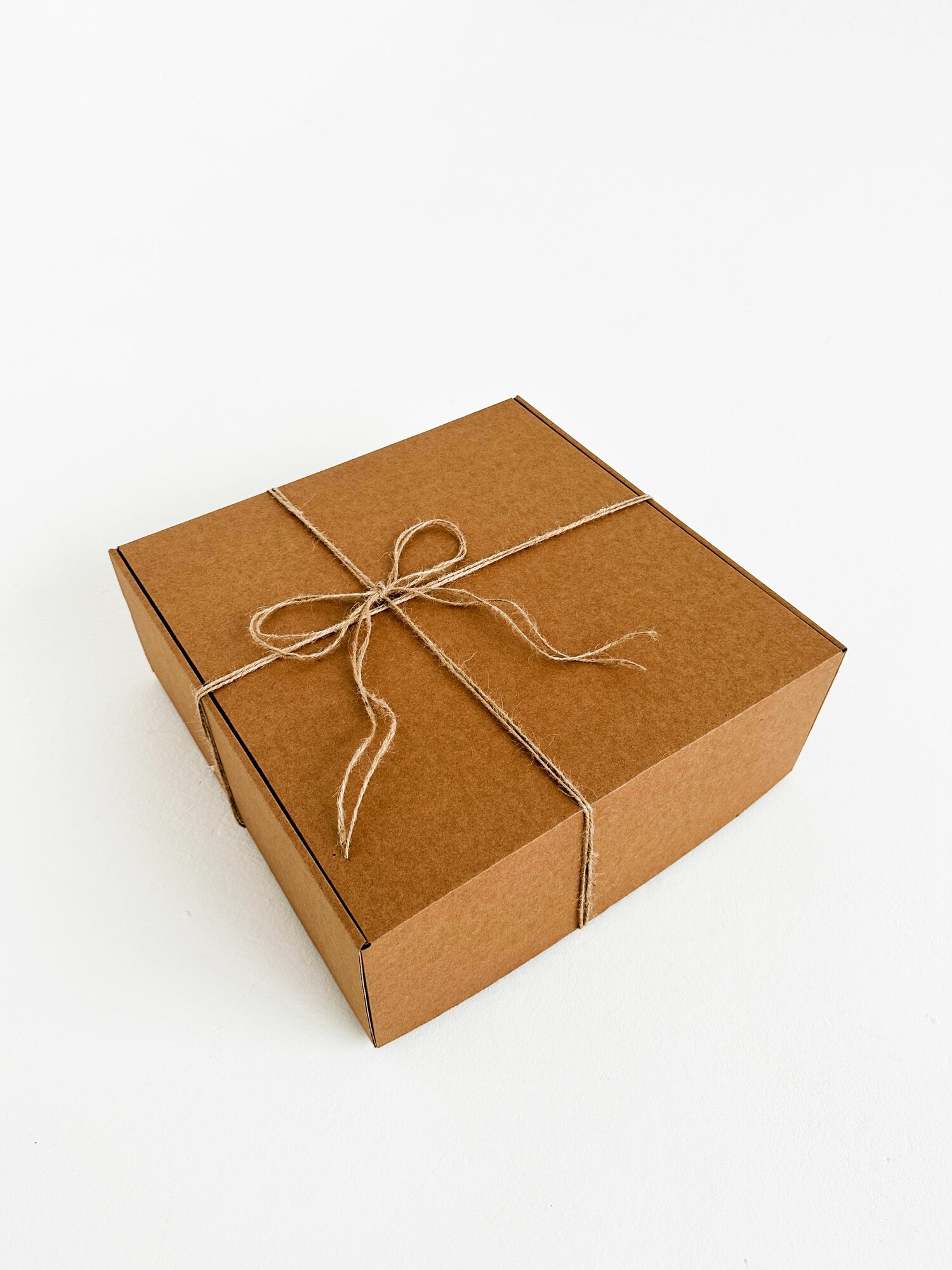 Подарочная коробка GILEV 37х37х14см с веревкой декоративной