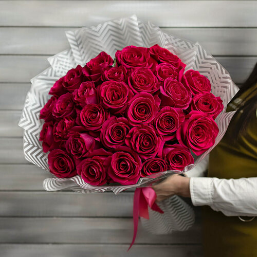 Изображение товара 23 малиновые розы Эквадор, 50 см, в упаковке от Букет Маркет